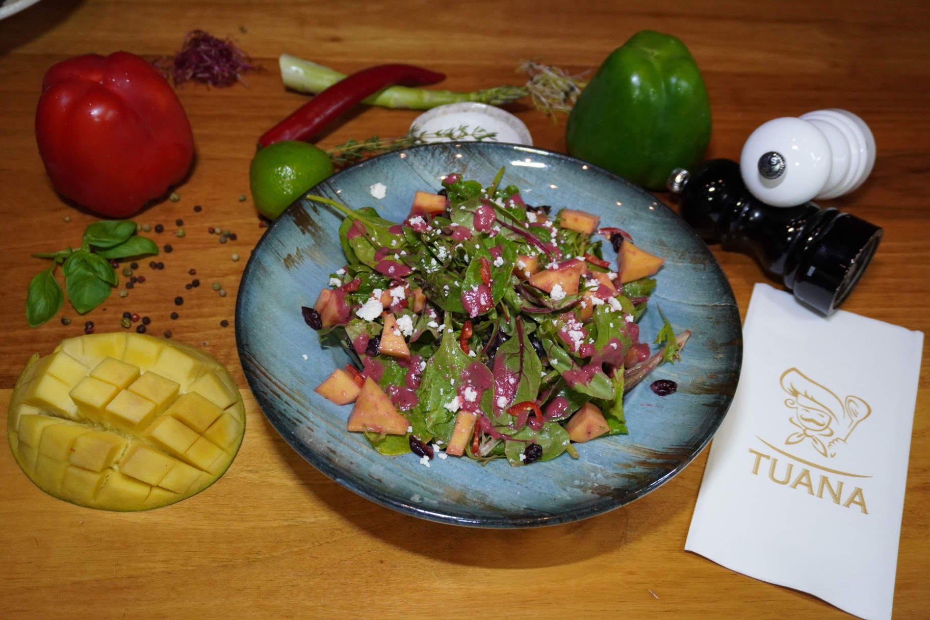 Salade met mango, feta en bietendressing