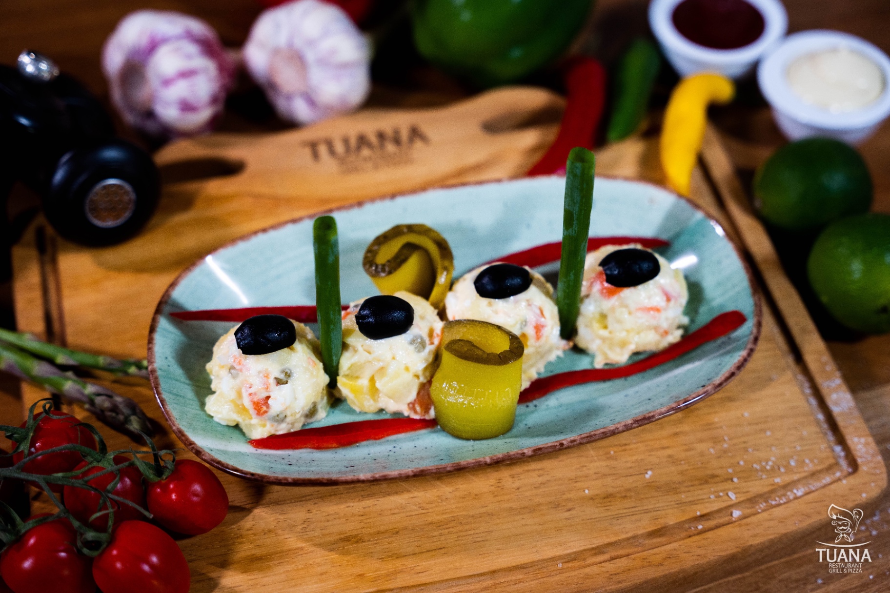 Russische salade met olijven en augurk