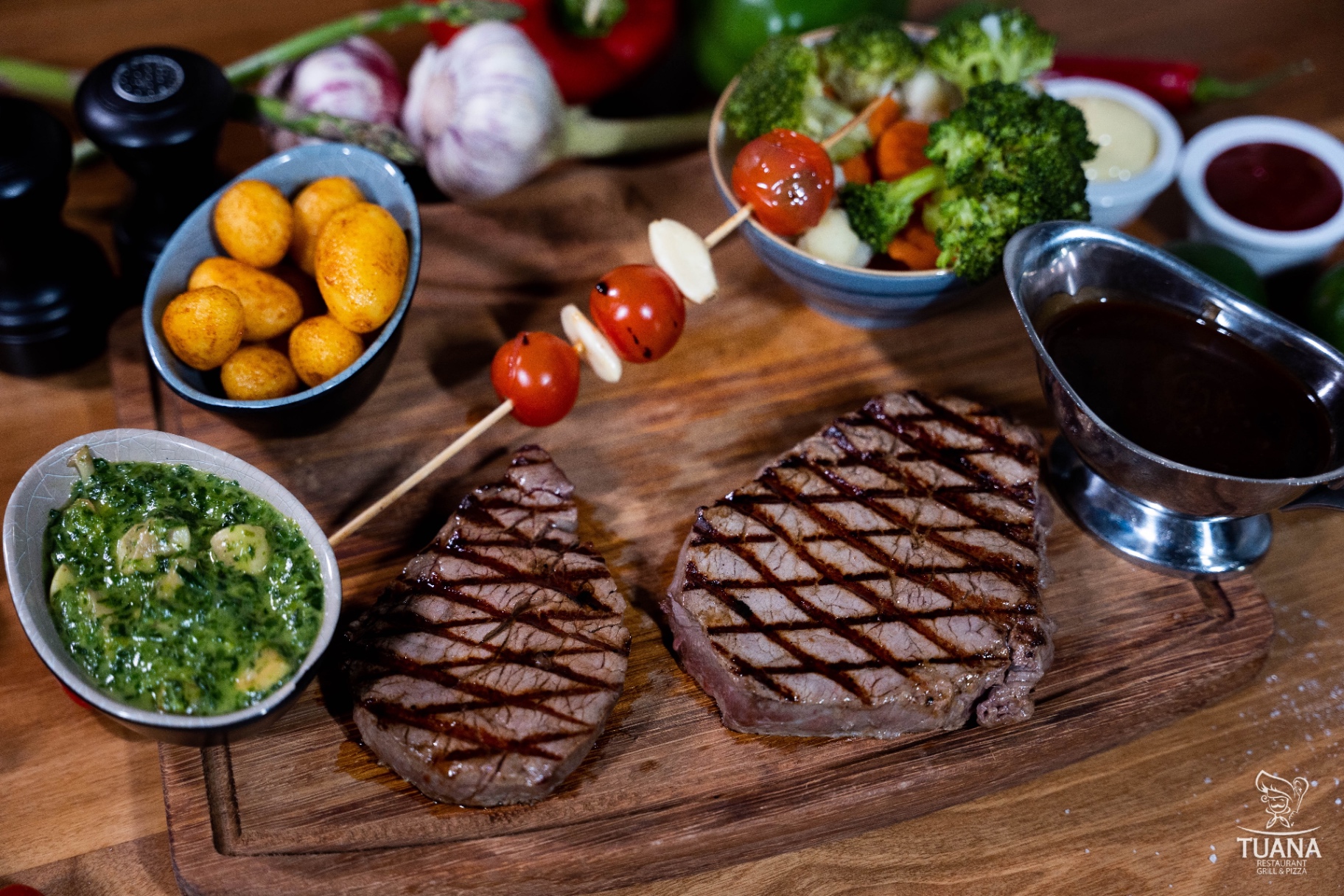 Gegrilde steaks met aardappeltjes en groenten