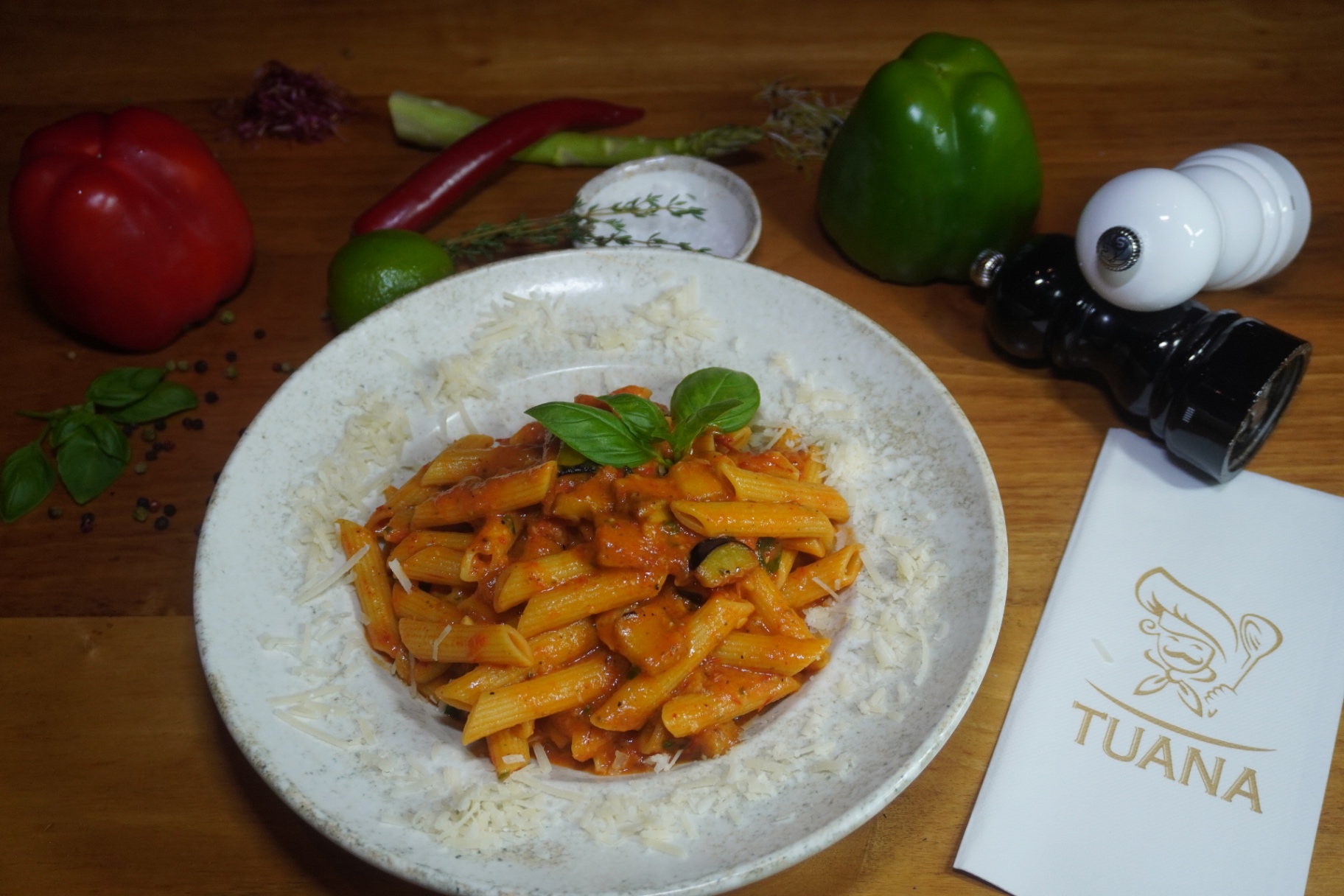 Penne arrabiata met parmezaan