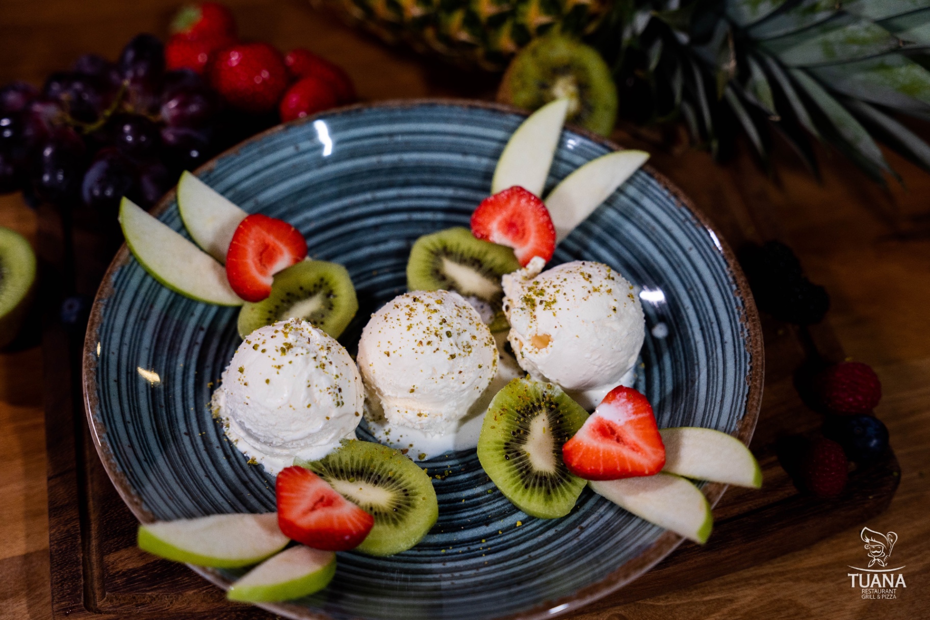 Vanille-ijs met vers fruit en pistache