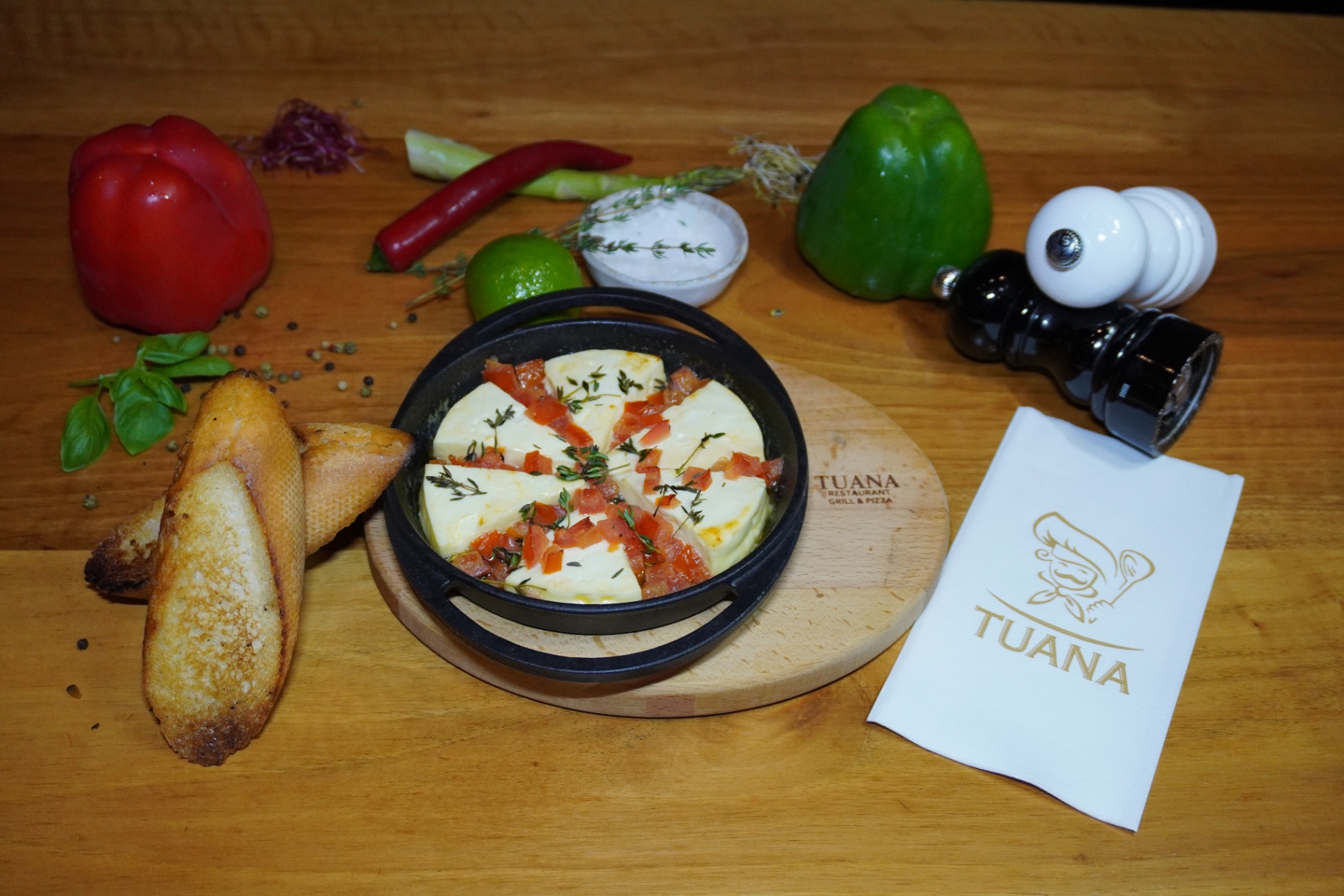 Gegrilde feta met tomaat en tijm