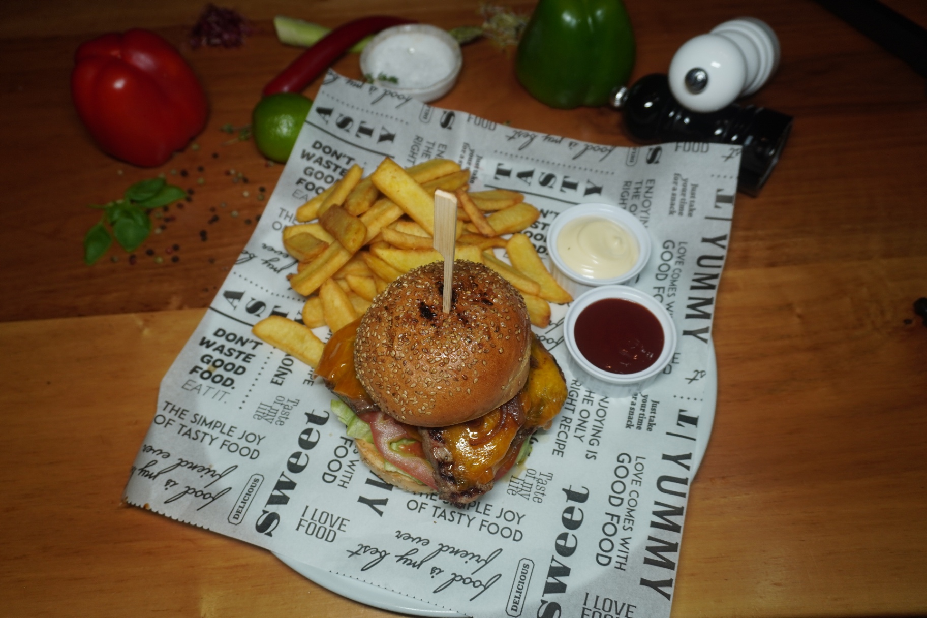 Cheeseburger met frietjes en dips