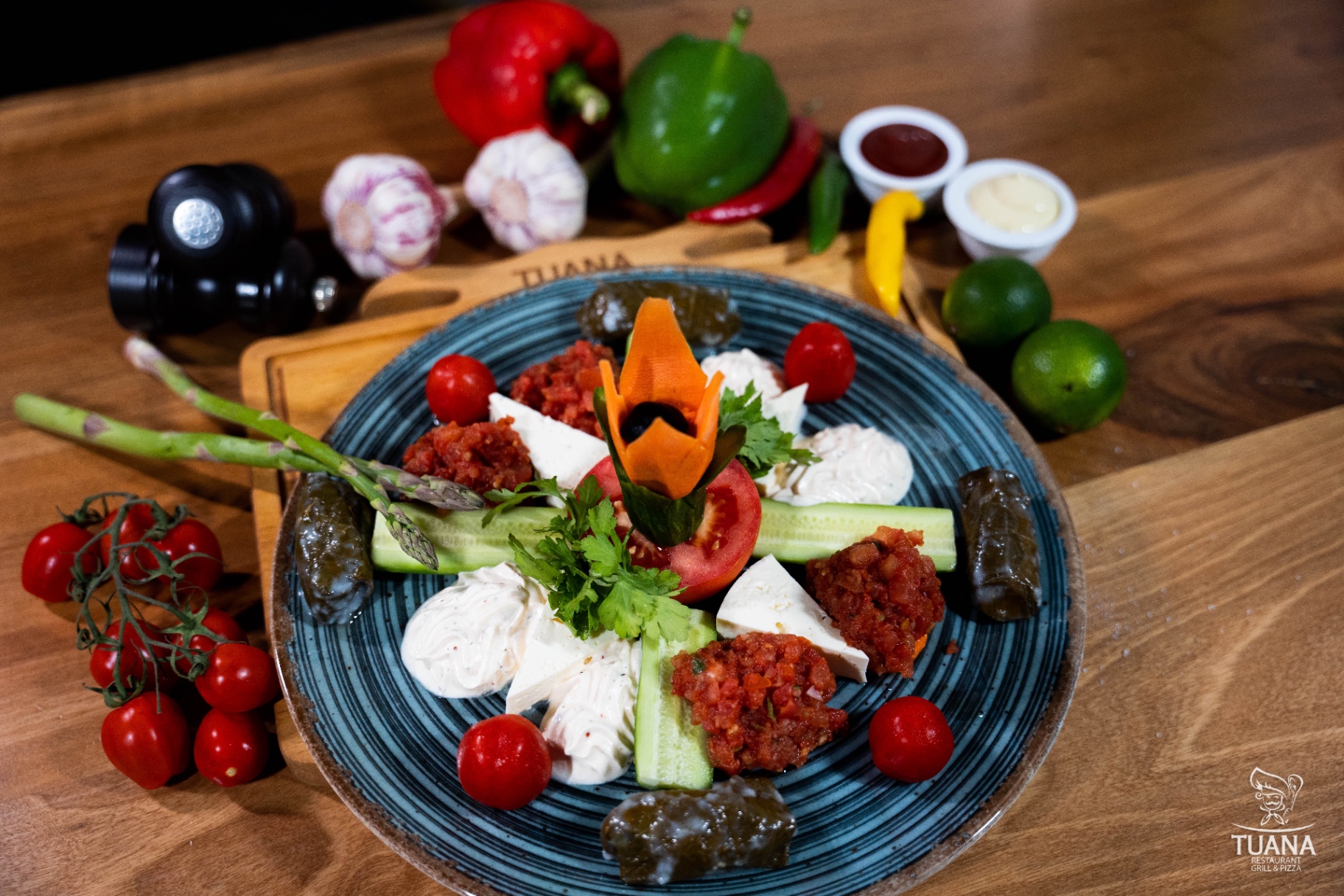 Meze plank met dolma, feta en ezme